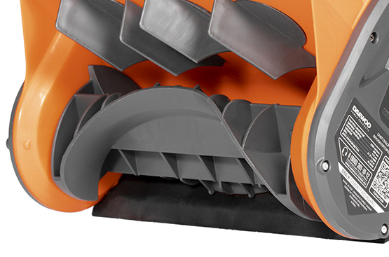The snowplow is rechargeable DAEWOO DAST 3221Li